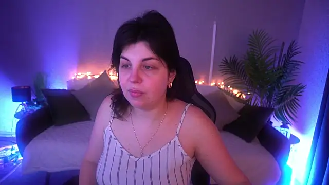 Snapshot of MirandaWong chatting on 03/22/26, 07:01 MirandaWong online show from 03/22/26, 07:01