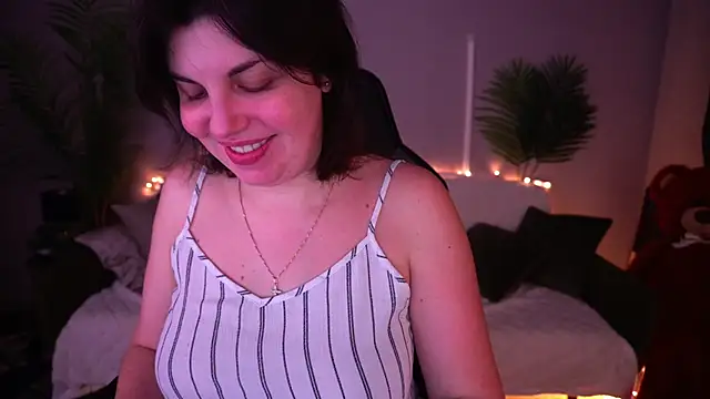 Snapshot of MirandaWong chatting on 04/09/26, 05:29 MirandaWong online show from 04/09/26, 05:29