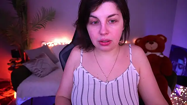 Snapshot of MirandaWong chatting on 04/11/26, 05:01 MirandaWong online show from 04/11/26, 05:01