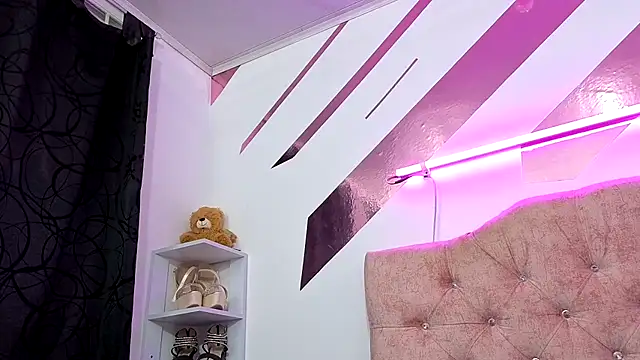 Snapshot of Kitten_Hot_ chatting on 11/07/25, 01:49 Kitten Hot online show from 11/07/25, 01:49