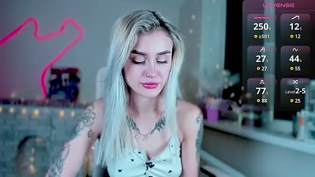 Snapshot of _Ravenaa chatting on 12/14/24, 12:55 Ravenaa online show from 12/14/24, 12:55