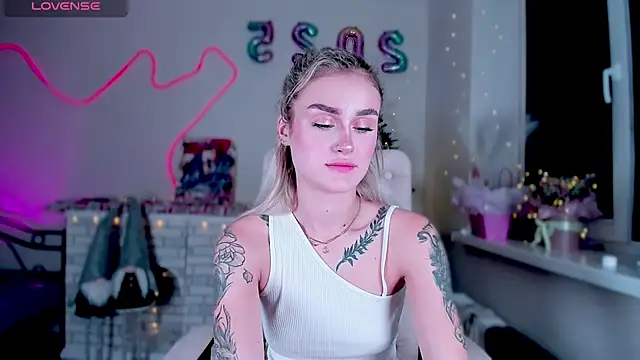 Snapshot of _Ravenaa chatting on 12/23/24, 10:12 Ravenaa online show from 12/23/24, 10:12