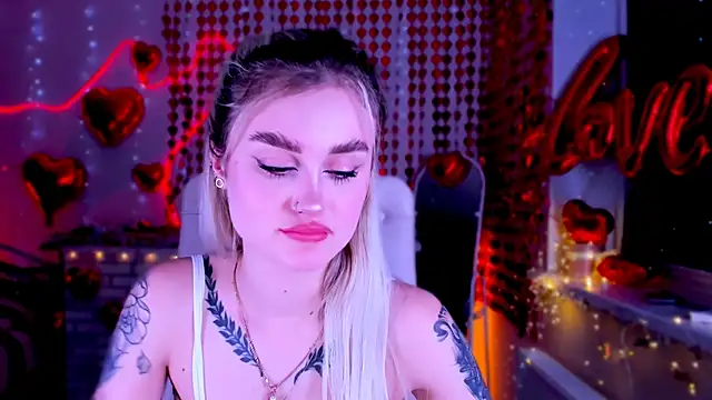 Snapshot of _Ravenaa chatting on 02/10/25, 02:37 Ravenaa online show from 02/10/25, 02:37