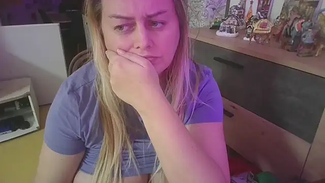 Snapshot of Meliss_Official9 chatting on 12/14/25, 11:09 Meliss Official9 online show from 12/14/25, 11:09