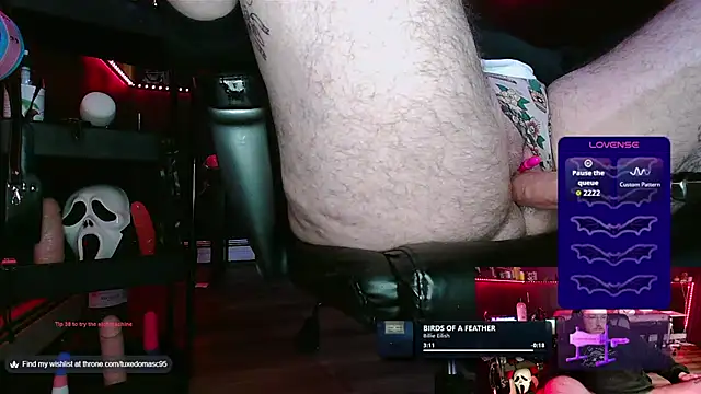 Snapshot of tuxedomasc_95 chatting on 10/04/25, 10:52 tuxedomasc 95 online show from 10/04/25, 10:52