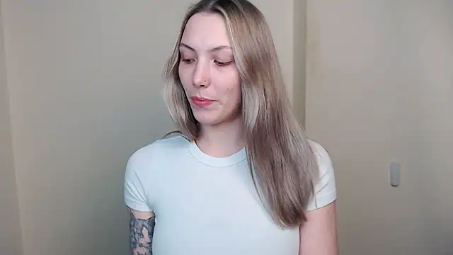 Snapshot of VanessaMay_ chatting on 04/13/26, 04:23 VanessaMay online show from 04/13/26, 04:23