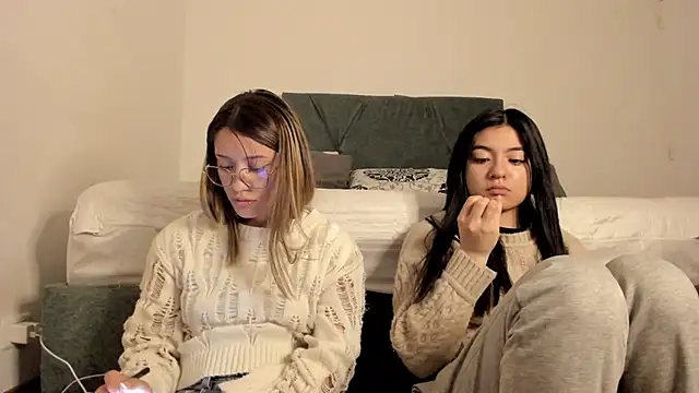 Snapshot of Gabby_and_Alice chatting on 12/14/24, 04:34 Gabby and Alice online show from 12/14/24, 04:34