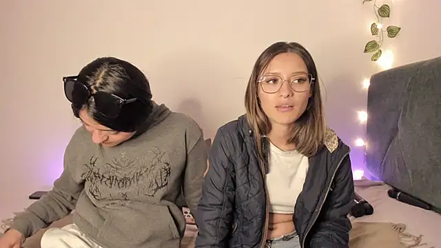 Snapshot of Gabby_and_Alice chatting on 03/14/25, 11:43 Gabby and Alice online show from 03/14/25, 11:43