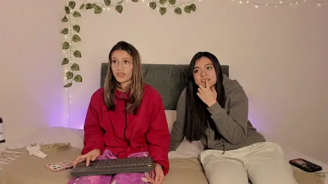 Snapshot of Gabby_and_Alice chatting on 03/15/25, 11:50 Gabby and Alice online show from 03/15/25, 11:50