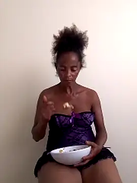 Snapshot of sweets_80 chatting on 10/19/25, 12:17 sweets 80 online show from 10/19/25, 12:17