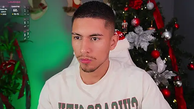 Snapshot of Aaronfox_x chatting on 12/26/24, 02:12 Aaronfox x online show from 12/26/24, 02:12