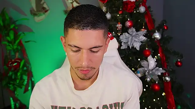 Snapshot of Aaronfox_x chatting on 12/26/24, 05:15 Aaronfox x online show from 12/26/24, 05:15