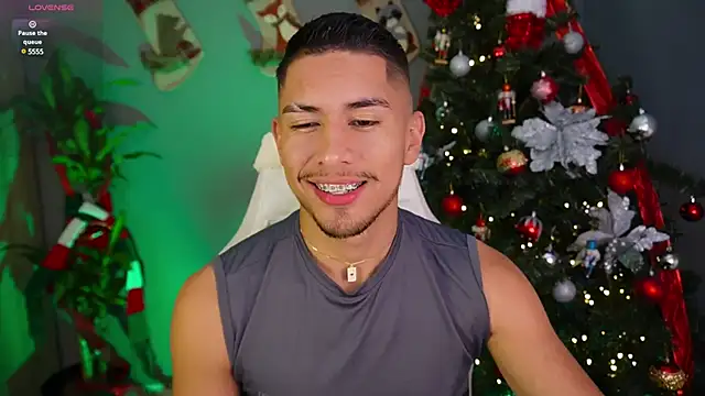 Snapshot of Aaronfox_x chatting on 12/27/24, 02:47 Aaronfox x online show from 12/27/24, 02:47