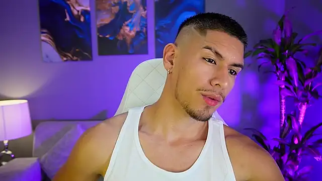 Snapshot of Aaronfox_x chatting on 01/05/25, 11:44 Aaronfox x online show from 01/05/25, 11:44