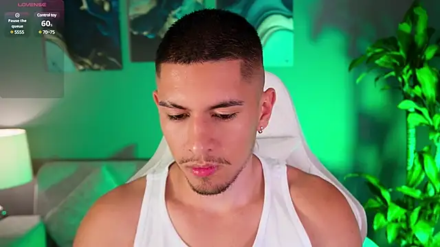 Snapshot of Aaronfox_x chatting on 01/06/25, 02:48 Aaronfox x online show from 01/06/25, 02:48