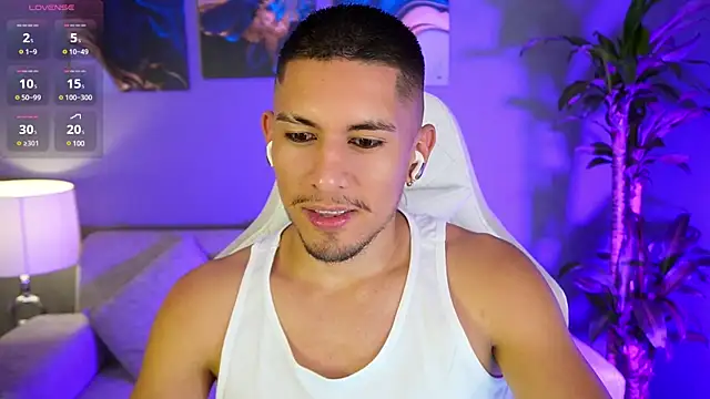 Snapshot of Aaronfox_x chatting on 01/06/25, 05:52 Aaronfox x online show from 01/06/25, 05:52