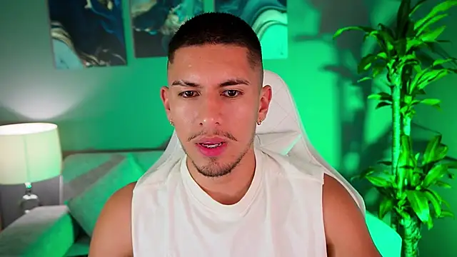 Snapshot of Aaronfox_x chatting on 01/07/25, 03:24 Aaronfox x online show from 01/07/25, 03:24