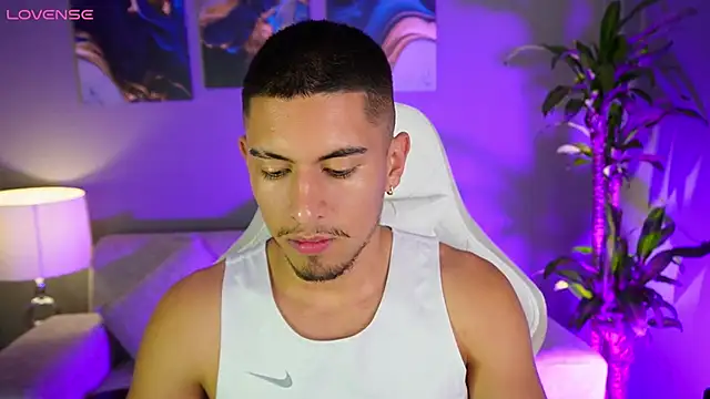 Snapshot of Aaronfox_x chatting on 01/08/25, 02:35 Aaronfox x online show from 01/08/25, 02:35