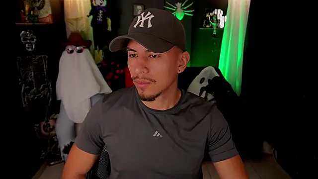 Snapshot of Aaronfox_x chatting on 10/24/25, 01:35 Aaronfox x online show from 10/24/25, 01:35