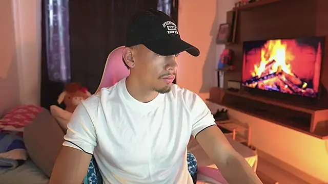 Snapshot of Aaronfox_x chatting on 05/11/26, 04:15 Aaronfox x online show from 05/11/26, 04:15