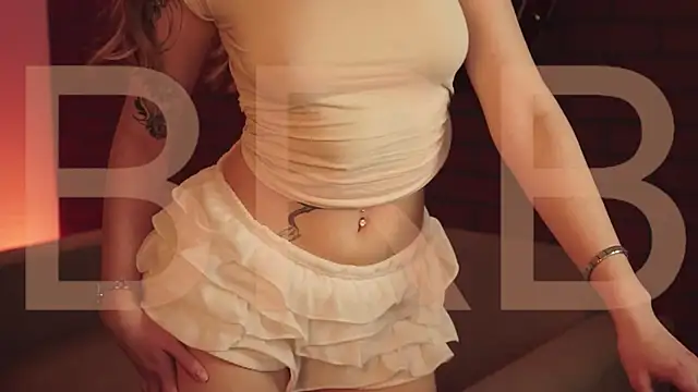 Snapshot of EllieCutes chatting on 12/19/25, 08:32 EllieCutes online show from 12/19/25, 08:32