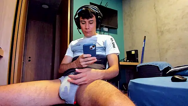 Snapshot of Huge_latin_cock chatting on 06/24/26, 11:04 Huge latin cock online show from 06/24/26, 11:04