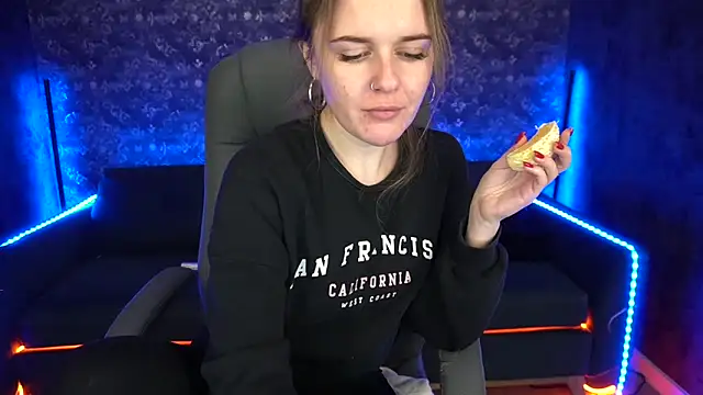 MaribelRiverr  online show from 02/10/25, 09:47