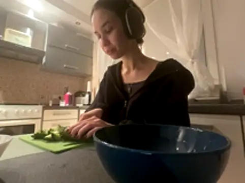 Snapshot of Roxie_Mils chatting on 10/27/25, 07:18 Roxie Mils online show from 10/27/25, 07:18