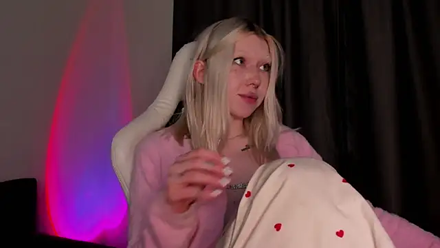 Snapshot of takeyourmolly chatting on 12/14/24, 04:31 takeyourmolly online show from 12/14/24, 04:31