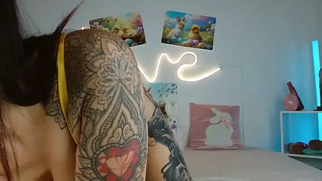 Snapshot of JuliaVegaOff chatting on 04/08/26, 11:10 JuliaVegaOff online show from 04/08/26, 11:10