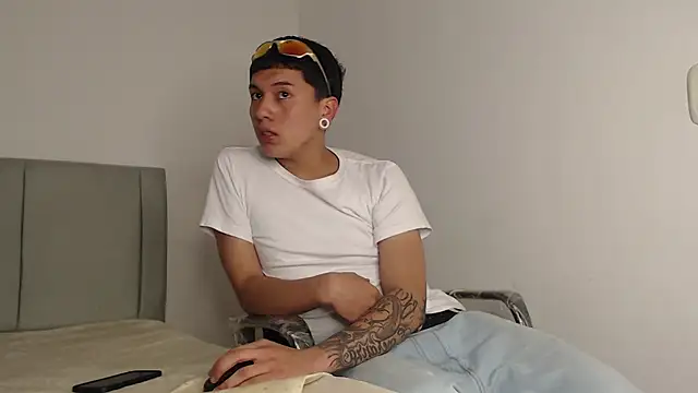 Snapshot of alex-lover chatting on 02/10/26, 01:43 alex-lover online show from 02/10/26, 01:43