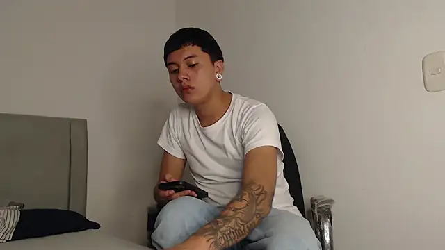 Snapshot of alex-lover chatting on 04/09/26, 03:39 alex-lover online show from 04/09/26, 03:39