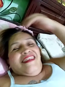 Snapshot of mom_son_dirty chatting on 04/11/26, 01:43 mom son dirty online show from 04/11/26, 01:43