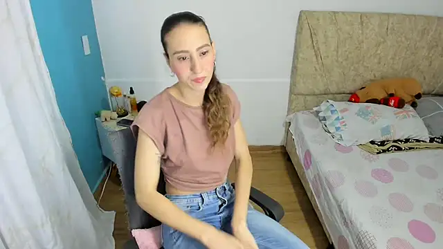 Snapshot of RachelJones_ chatting on 04/10/26, 04:17 RachelJones online show from 04/10/26, 04:17