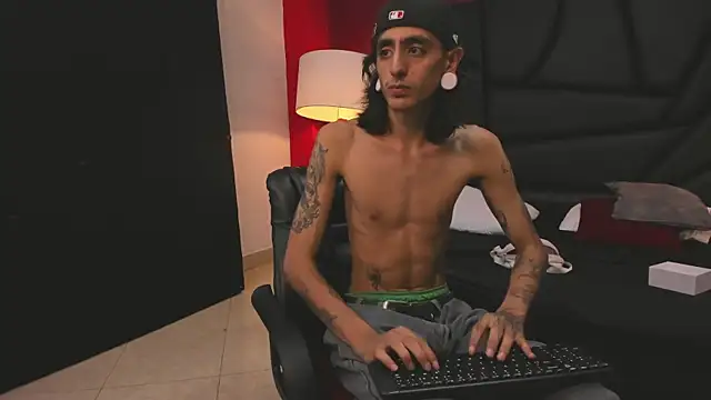 Snapshot of Matthew_Dixonn chatting on 12/21/24, 07:56 Matthew Dixonn online show from 12/21/24, 07:56