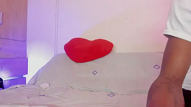 LoveBirds  1 online show from 11/02/25, 10:56