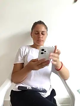 Snapshot of Scarlett-Leh chatting on 12/02/25, 12:21 Scarlett-Leh online show from 12/02/25, 12:21