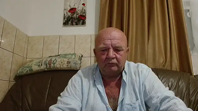 Snapshot of fullballs6 chatting on 09/16/25, 01:17 fullballs6 online show from 09/16/25, 01:17