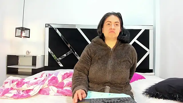 Snapshot of Ambber_moon chatting on 02/14/25, 10:49 Ambber moon online show from 02/14/25, 10:49