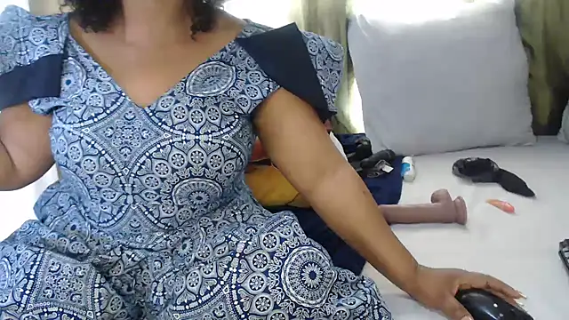 Foxybrownxx1 online show from 10/26/25, 08:42