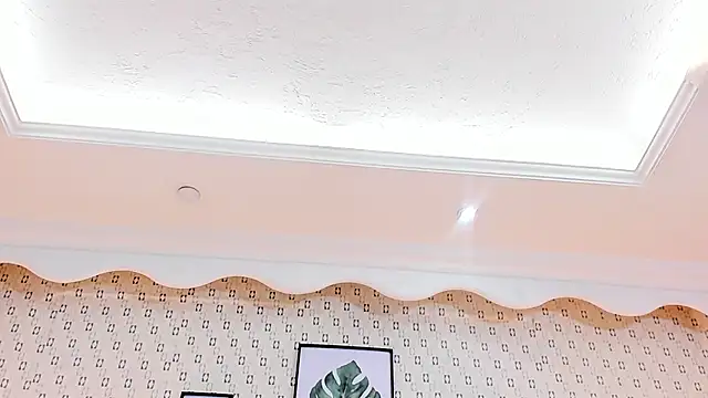 Snapshot of MirandaRossi chatting on 12/24/24, 02:43 MirandaRossi online show from 12/24/24, 02:43