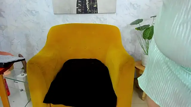 Snapshot of MirandaRossi chatting on 12/27/24, 08:45 MirandaRossi online show from 12/27/24, 08:45