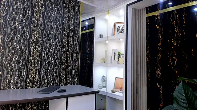 Snapshot of MirandaRossi chatting on 10/01/25, 02:50 MirandaRossi online show from 10/01/25, 02:50