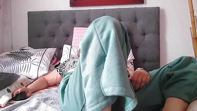 Snapshot of yoyiz_love chatting on 12/09/24, 03:44 yoyiz love online show from 12/09/24, 03:44