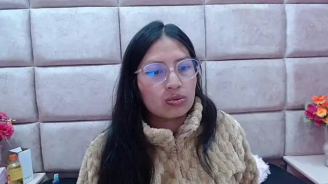 Miaa Smiith  online show from 01/03/25, 06:33