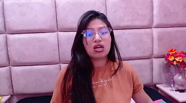 Miaa Smiith  online show from 01/05/25, 06:24