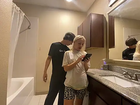 Snapshot of girlfriendmissy chatting on 12/14/24, 08:08 girlfriendmissy online show from 12/14/24, 08:08