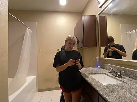 Snapshot of girlfriendmissy chatting on 12/22/24, 03:33 girlfriendmissy online show from 12/22/24, 03:33