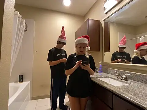 Snapshot of girlfriendmissy chatting on 12/25/24, 01:31 girlfriendmissy online show from 12/25/24, 01:31