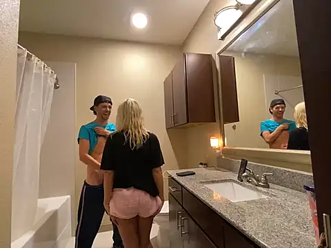 Snapshot of girlfriendmissy chatting on 01/05/25, 12:31 girlfriendmissy online show from 01/05/25, 12:31